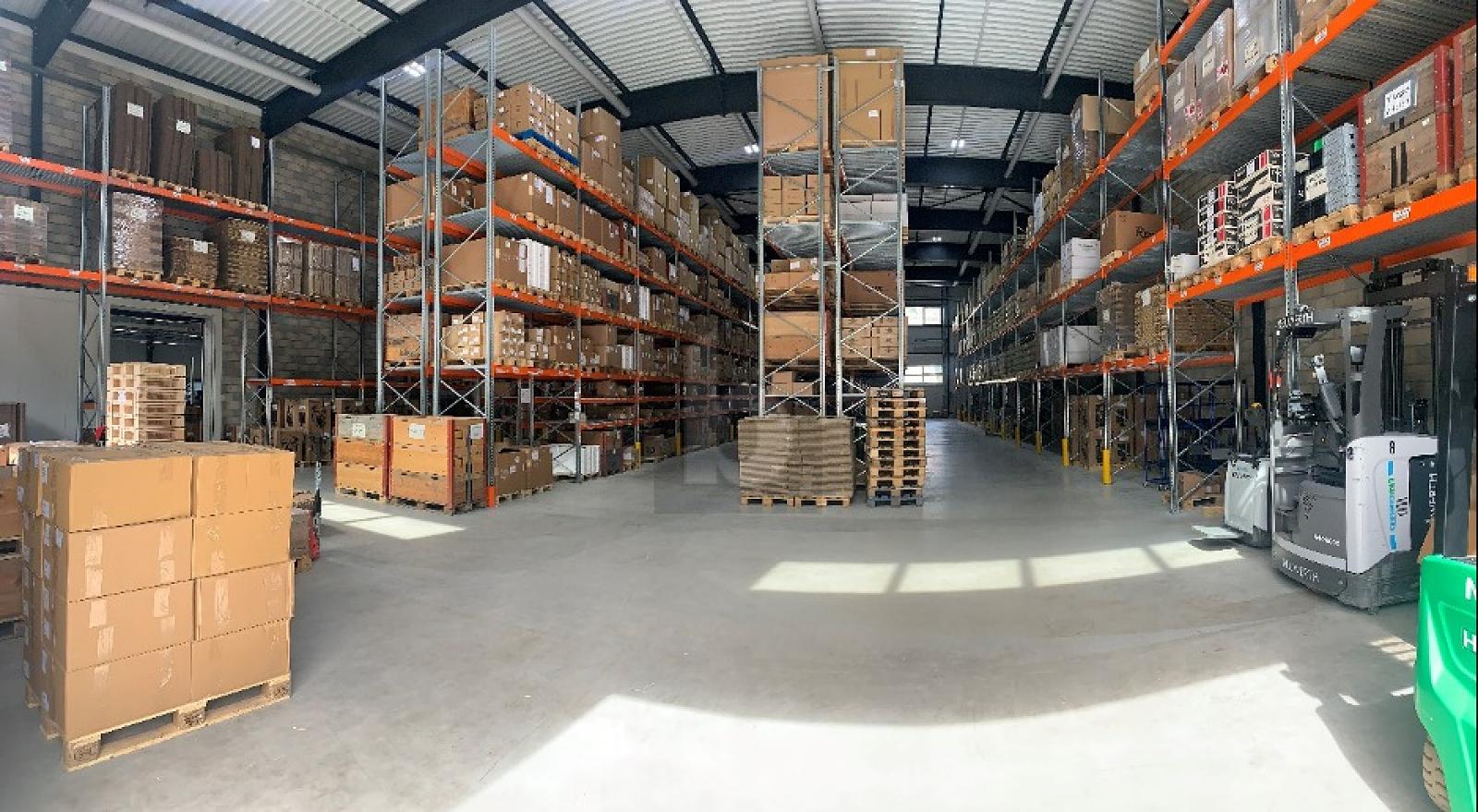 DEUX HALLES SPACIEUSES - 1