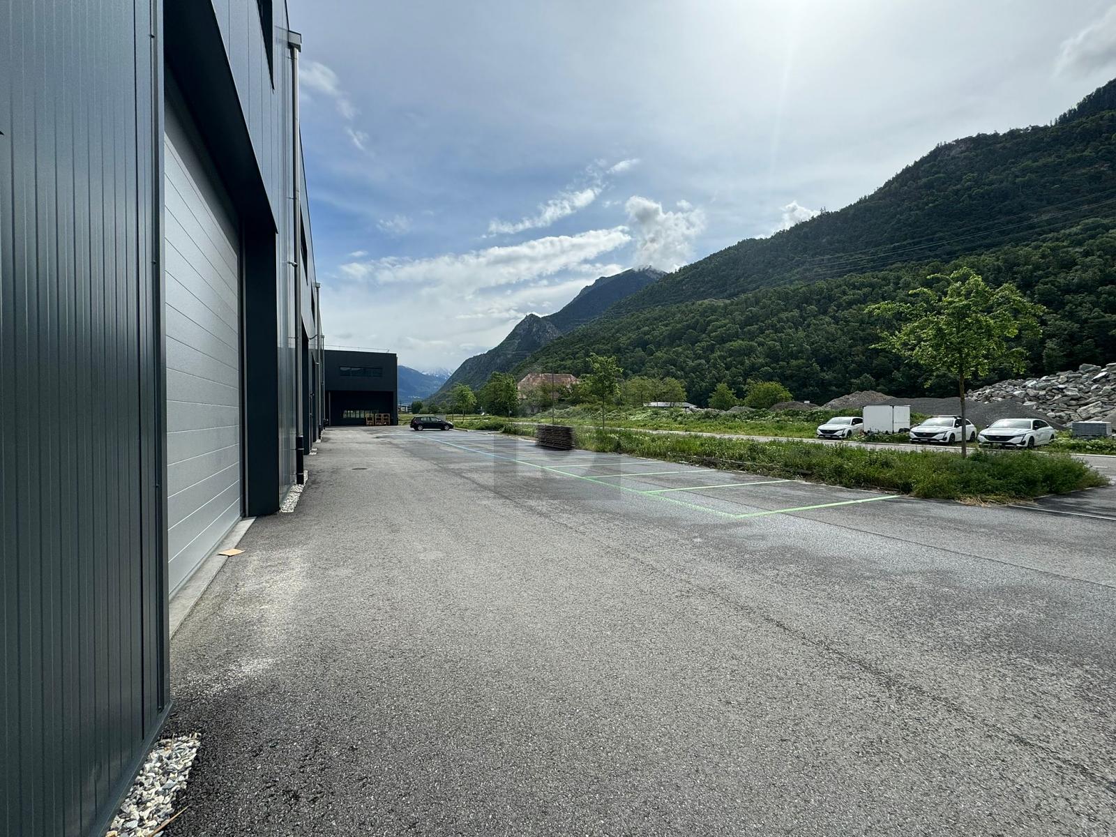 DEUX HALLES SPACIEUSES - 4