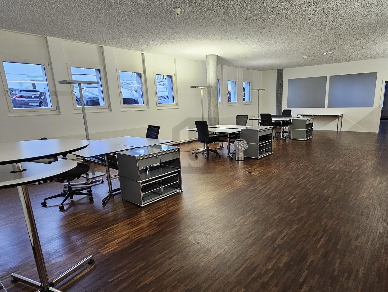 MODERNE ARBEITSFLÄCHE MIT TERRASSE - 1