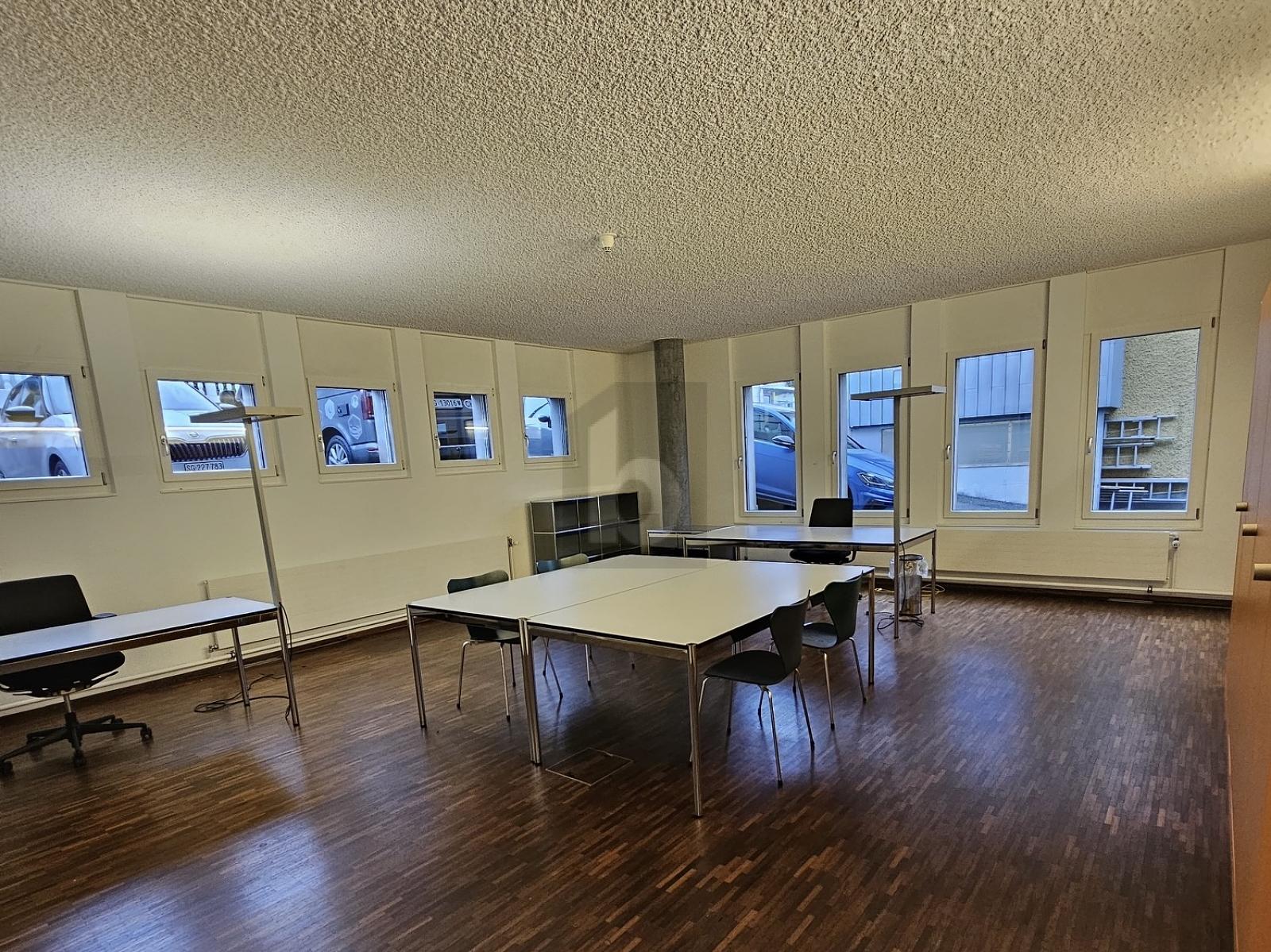 MODERNE ARBEITSFLÄCHE MIT TERRASSE - 2