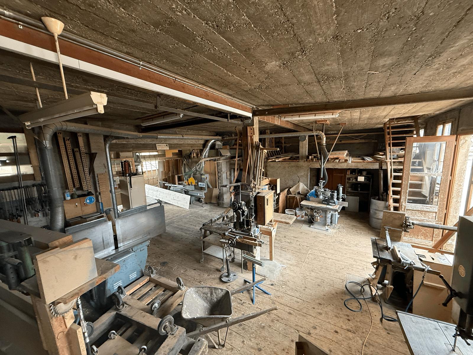 ATELIER DE CHARPENTE FERBLANTERIE MENUISERIE - 1