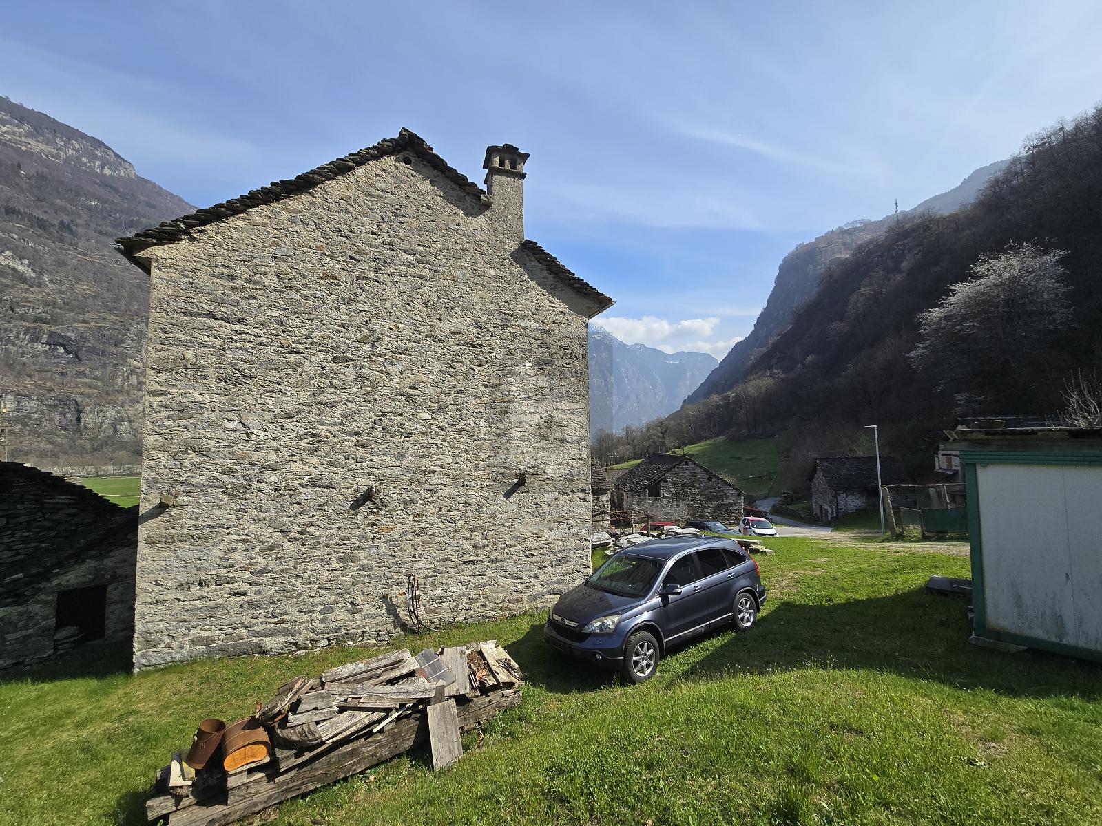 SPAZIOSO E SOLEGGIATO CON AMPIO TERRENO - 2