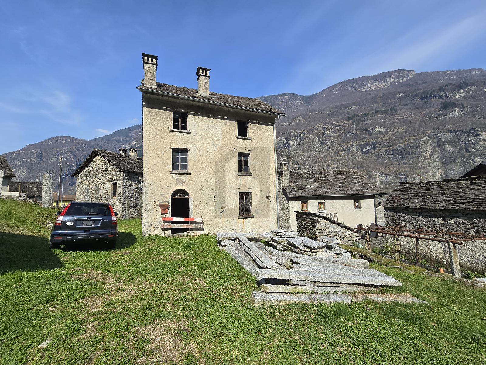 SPAZIOSO E SOLEGGIATO CON AMPIO TERRENO - 3