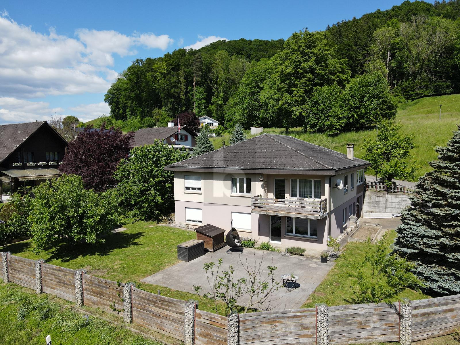 FREISTEHEND MIT VIEL UMSCHWUNG - 0