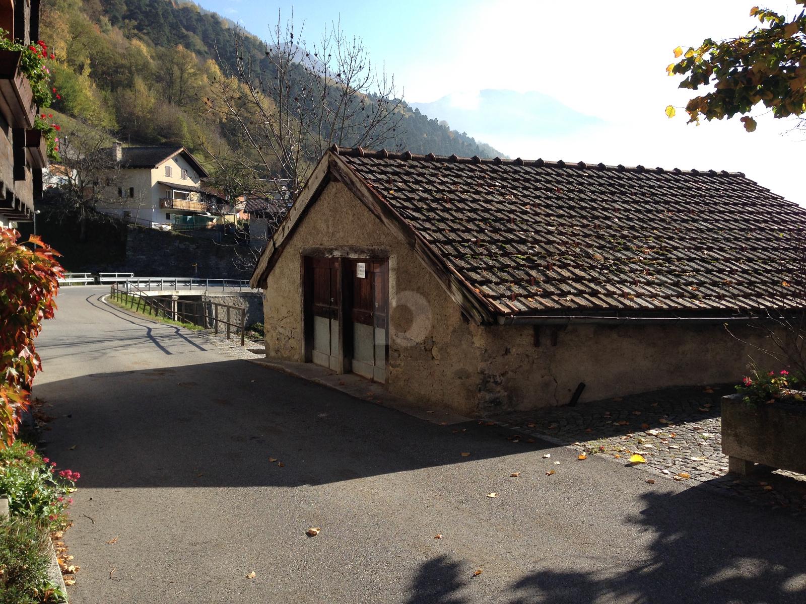 IN POSIZIONE CENTRALE, DA RISTRUTTURARE - 0