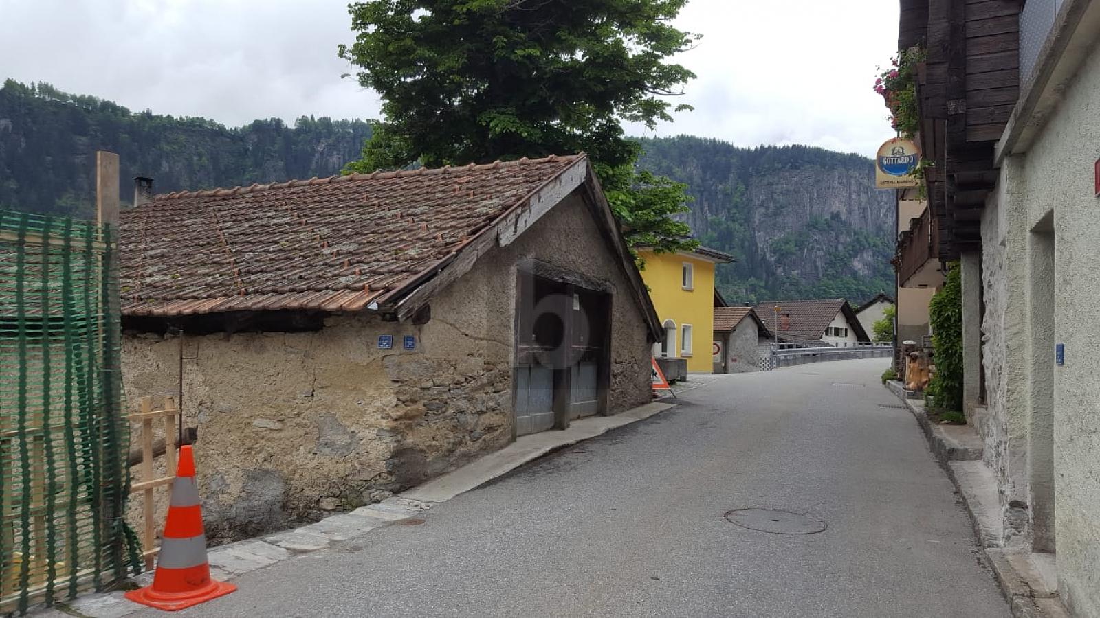 IN POSIZIONE CENTRALE, DA RISTRUTTURARE - 1