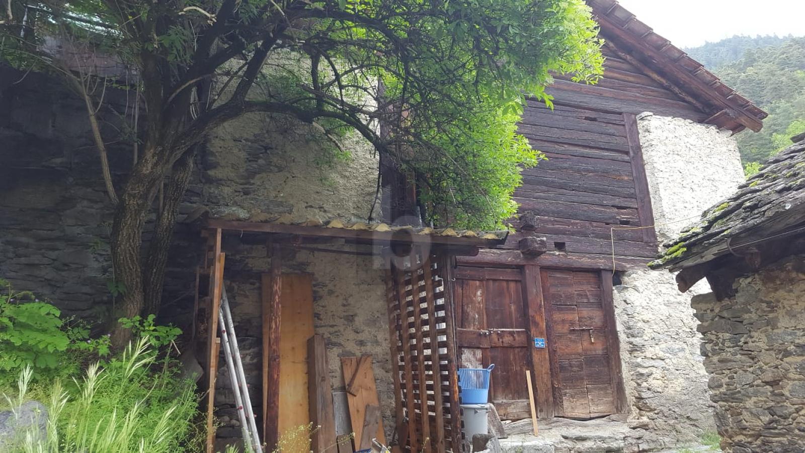 IN POSIZIONE CENTRALE, DA RISTRUTTURARE - 2