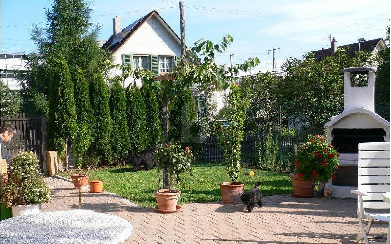 GROSSZÜGIG MIT GARTEN - 0