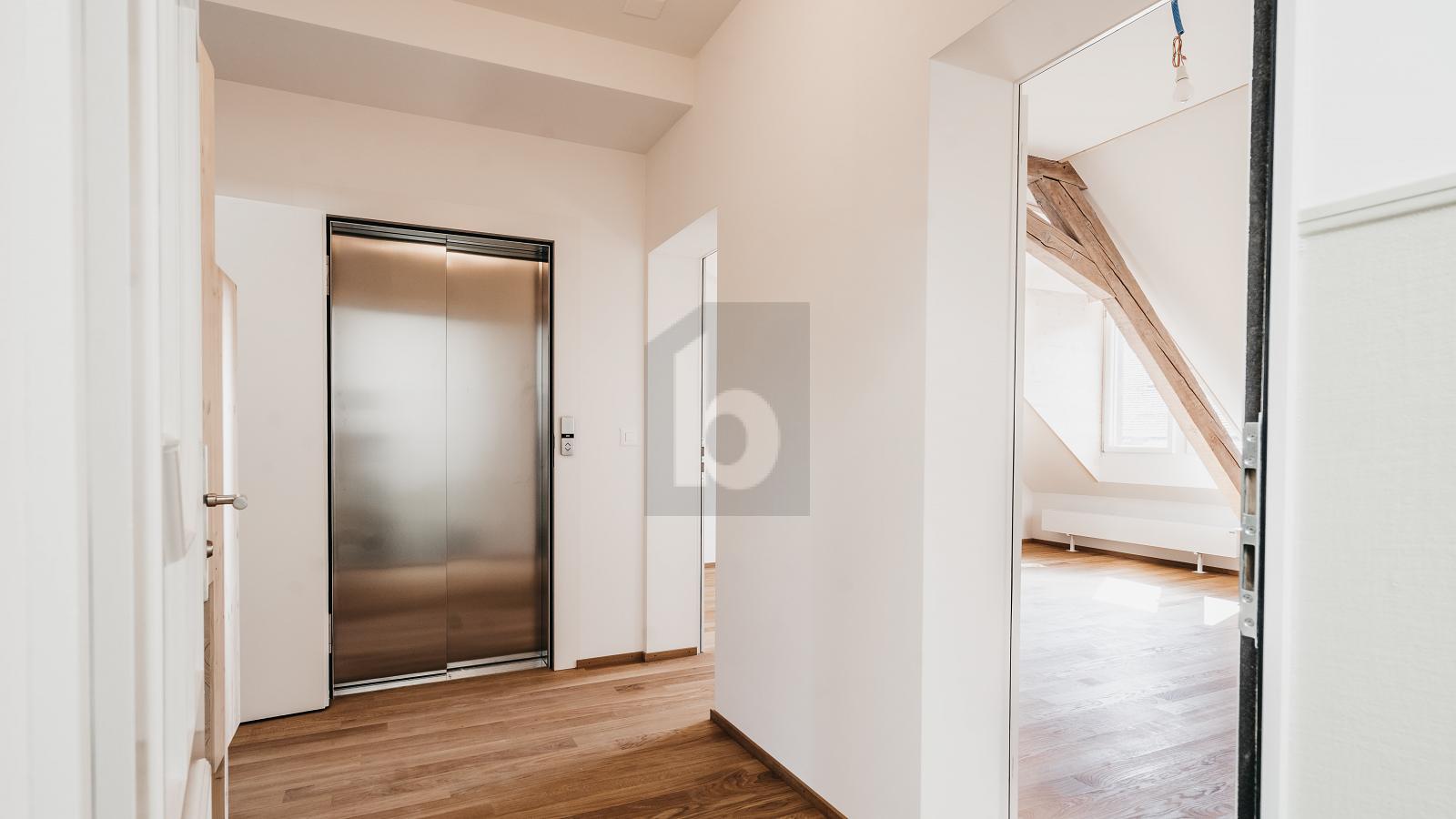 HISTORISCH, ÜBER DEN DÄCHERN MIT BALKON - 3