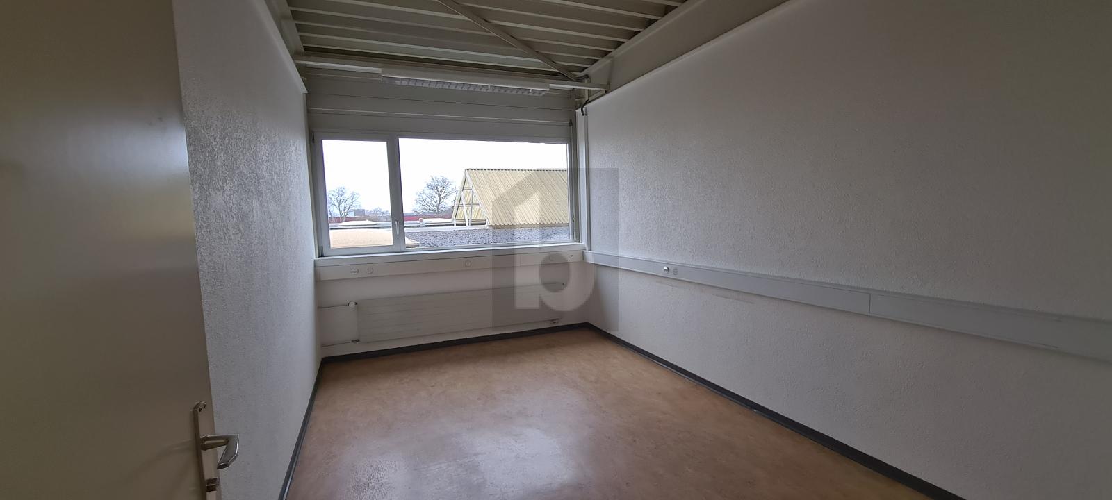 SPACIEUX, EN ZONE INDUSTRIELLE - 0