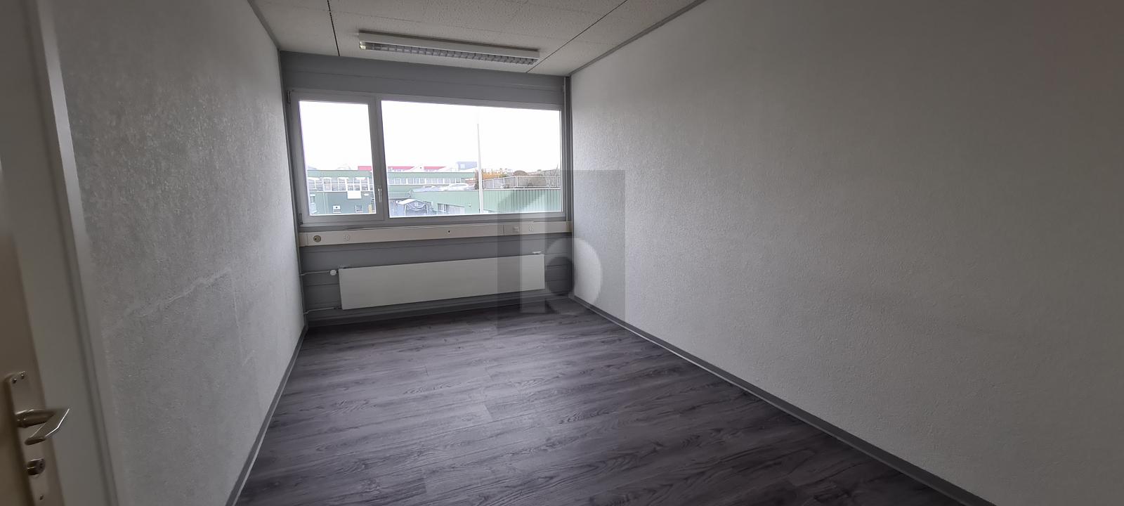 SPACIEUX, EN ZONE INDUSTRIELLE - 2