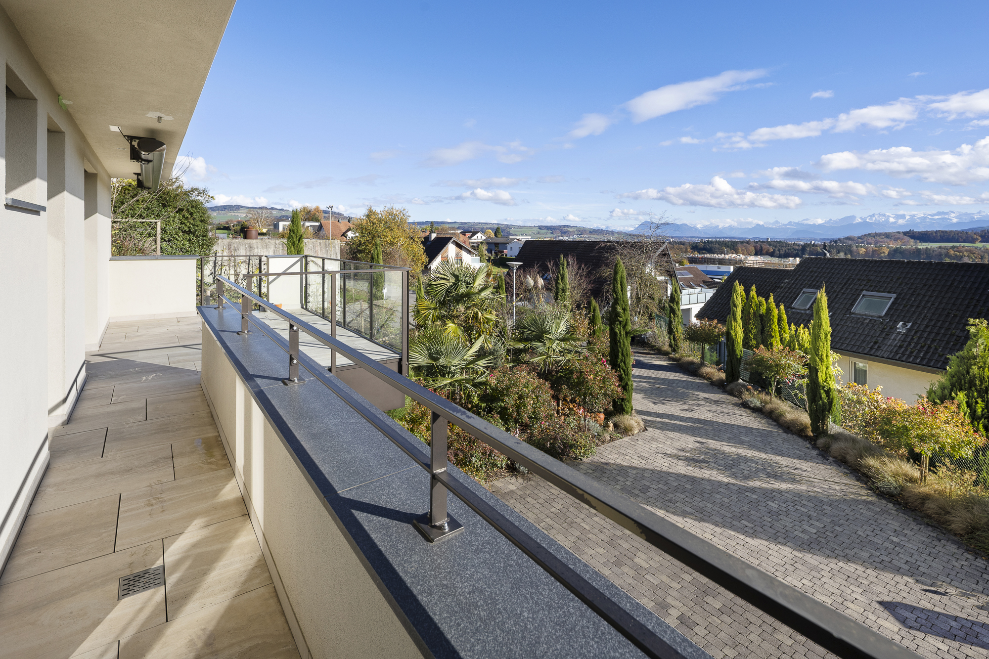 Topmodernes Raumwunder mit Traumaussicht und grosszügiger Terrasse - 2