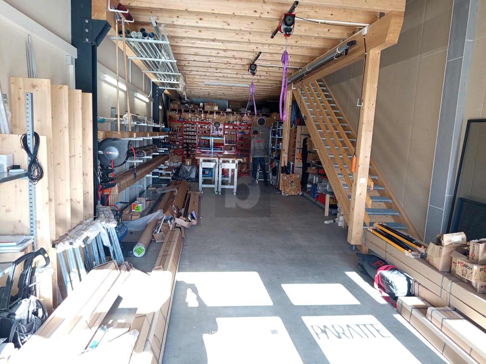 ESPACE COMMERCIAL LUMINEUX EN ZONE INDUSTRIELLE - 1