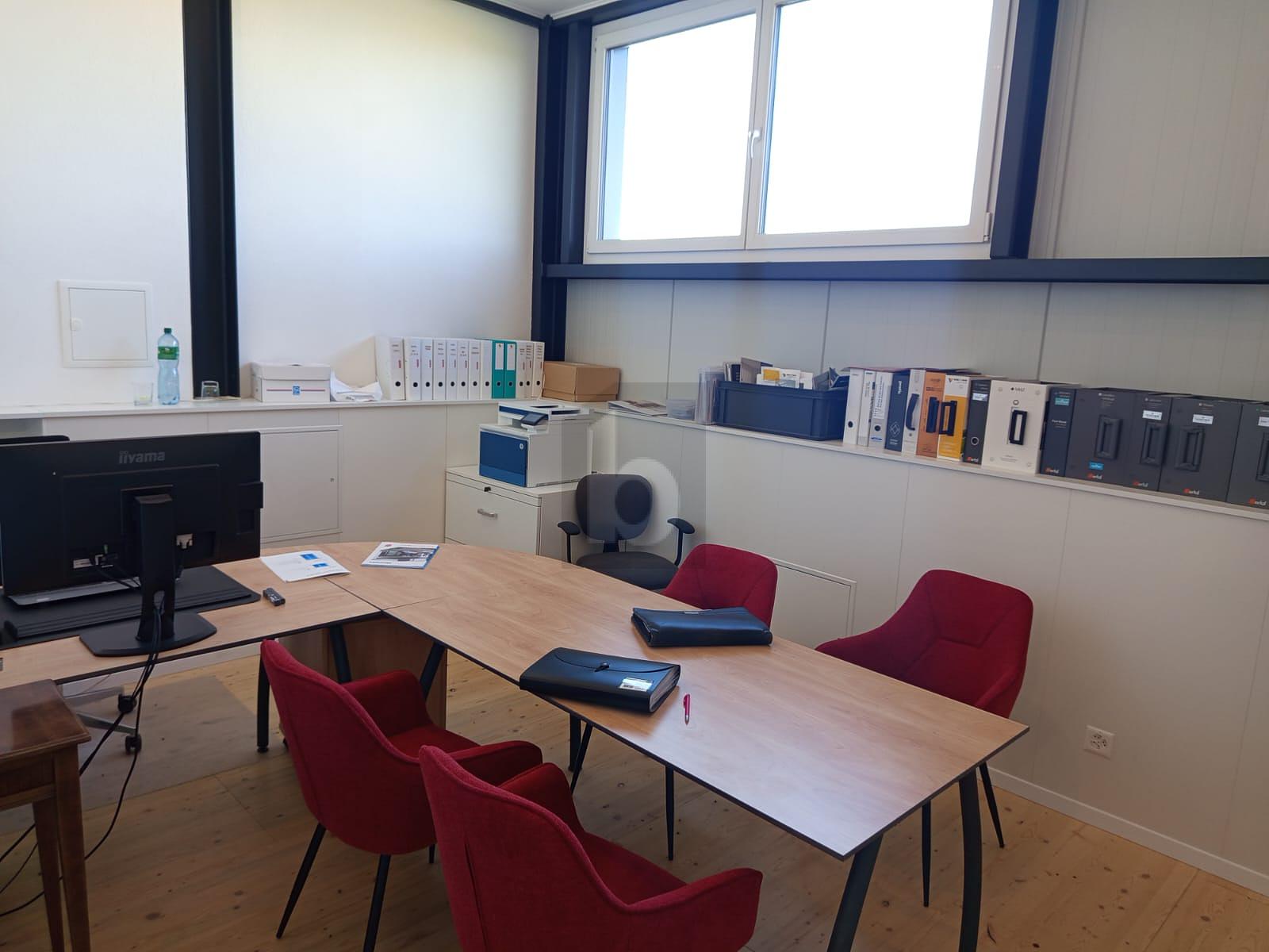 ESPACE COMMERCIAL LUMINEUX EN ZONE INDUSTRIELLE - 4