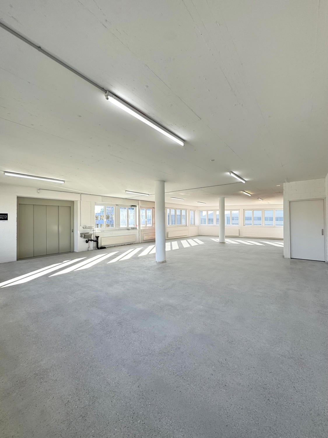 Die perfekte Ausgangslange für Ihren Betrieb mit direktem Warenliftzugang - 1