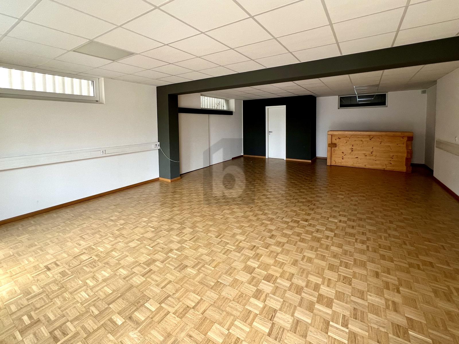 RUSTIQUE ET MODERNE EN ZONE ARTISANALE - 2