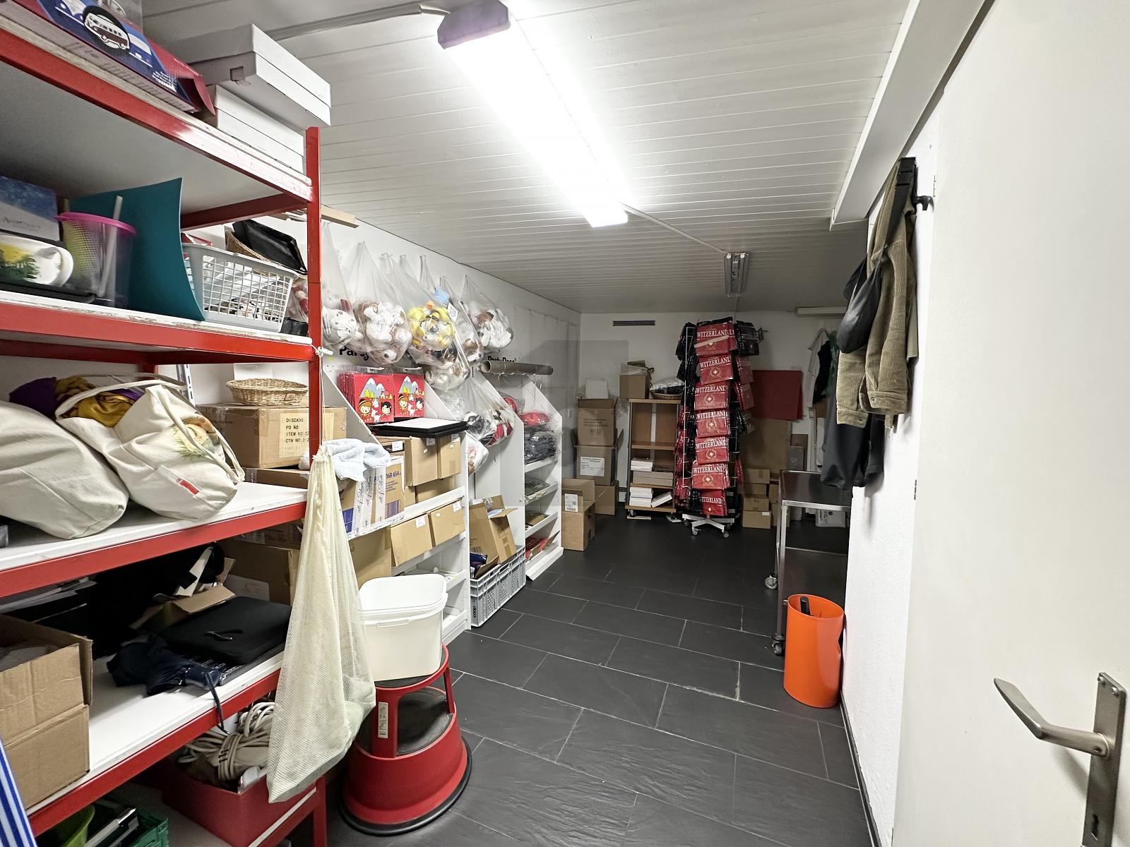 GROSSE LAUFKUNDSCHAFT AN ZENTRALER LAGE - 2