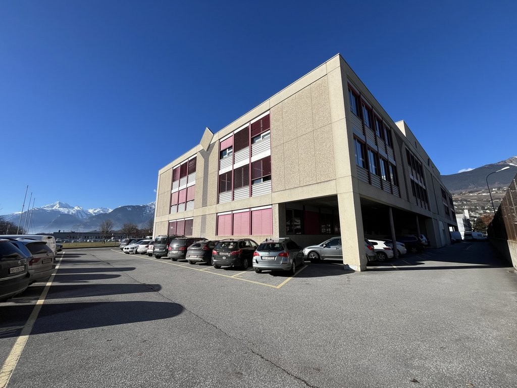 Place de parc à louer à proximité de la gare de Sion - 0