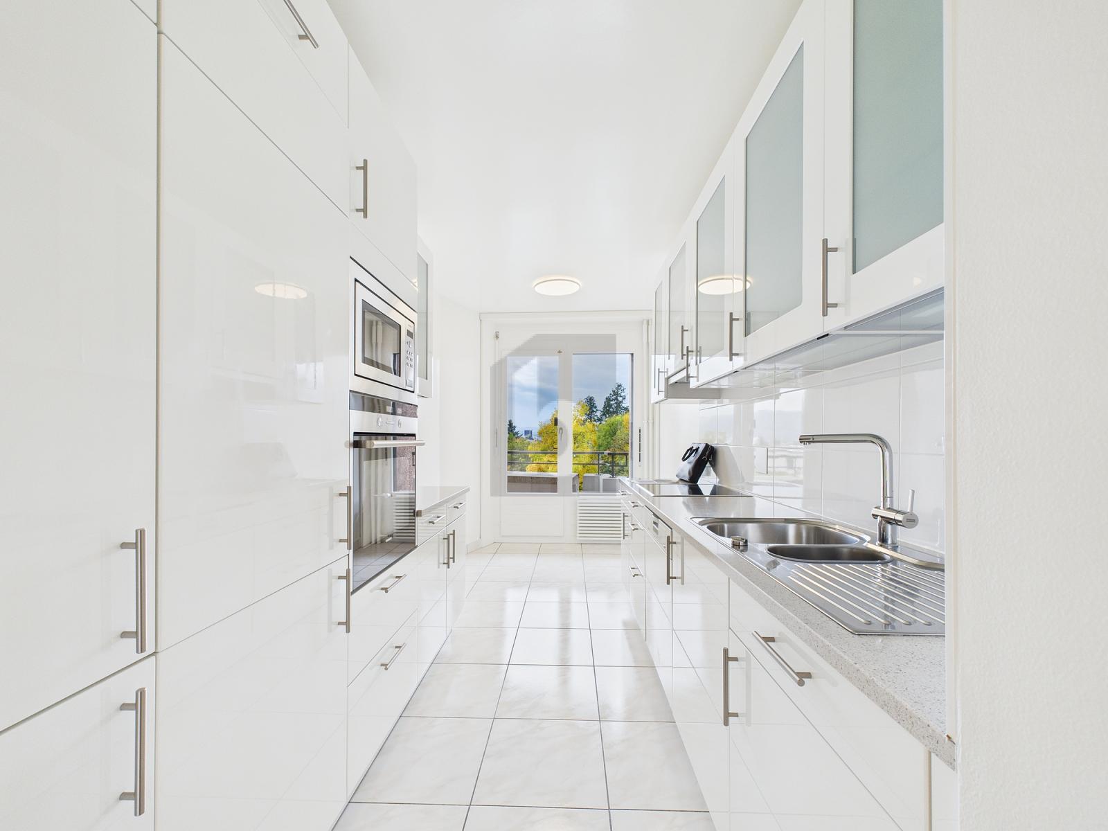 LUMINEUX AVEC BALCON ET PROCHE DE O.I - 1