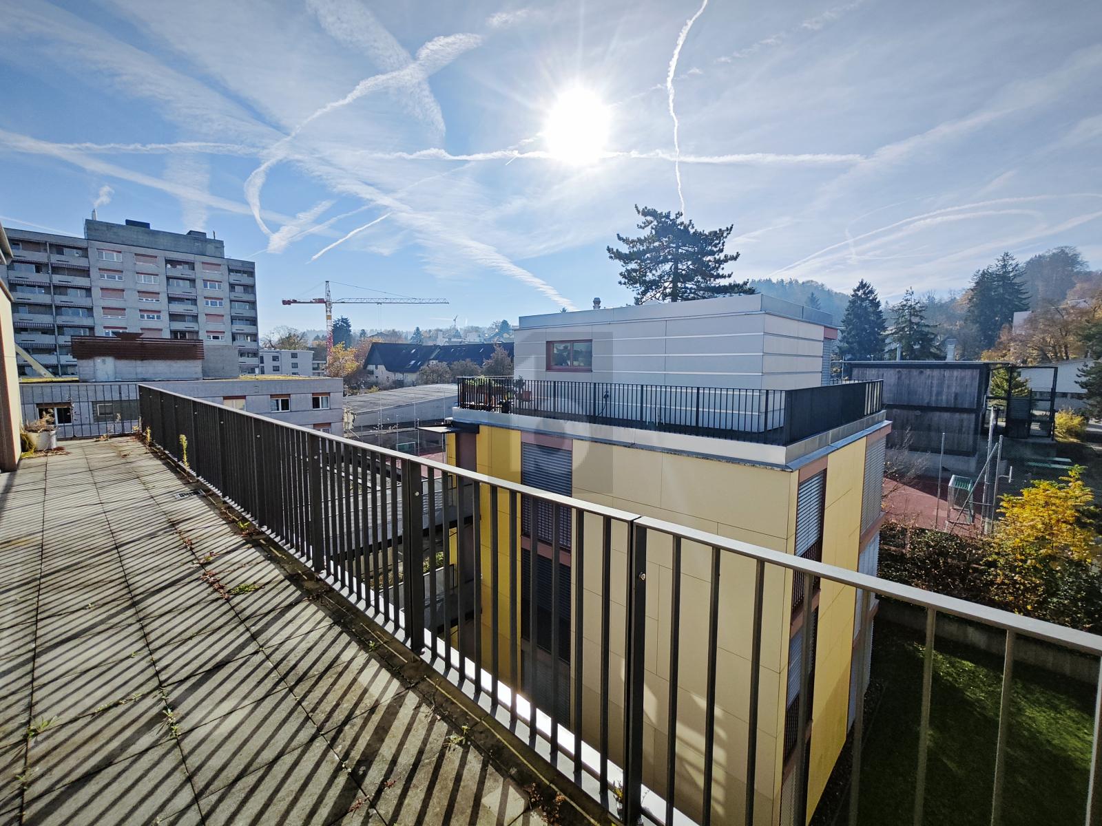 LICHTDURCHFLUTET MIT ZWEI GROSSEN BALKONEN - 1