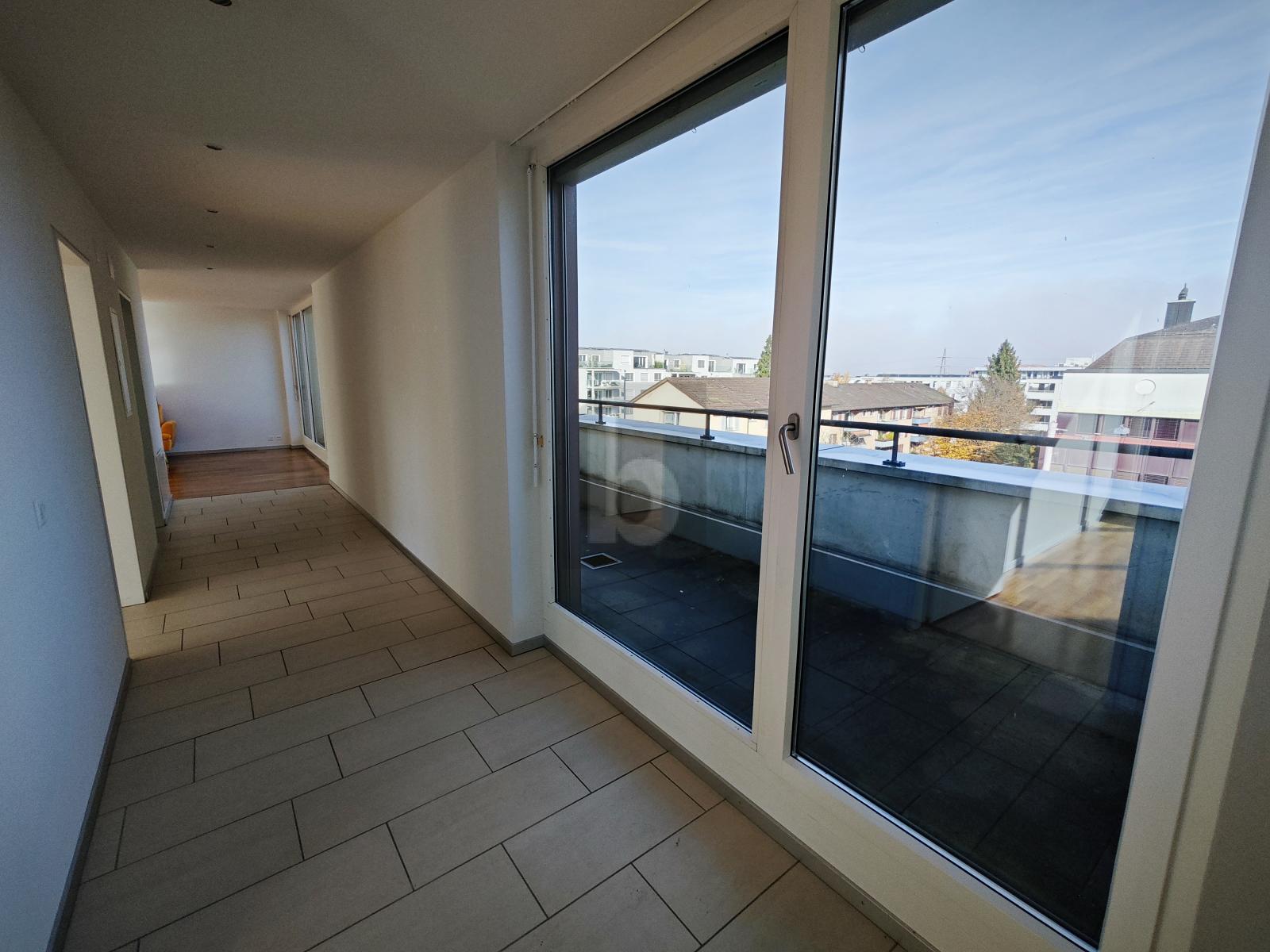 LICHTDURCHFLUTET MIT ZWEI GROSSEN BALKONEN - 2