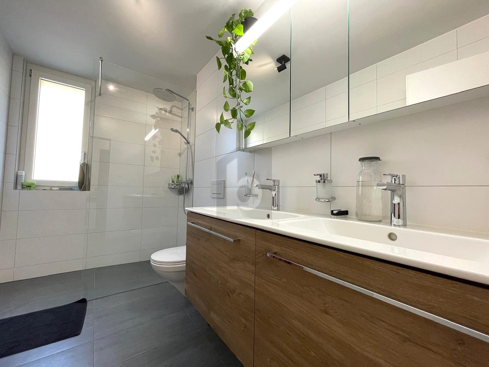 HELL, MIT GARTENANTEIL UND SITZPLATZ - 3