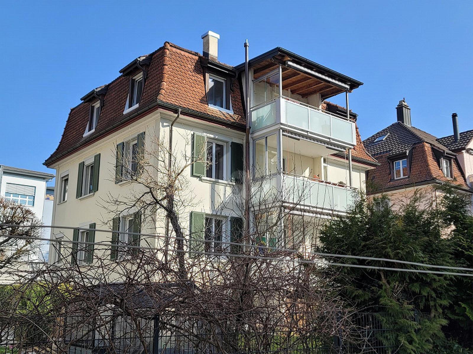 MODERN MIT GROSSEM GARTEN UND TERRASSE - 0