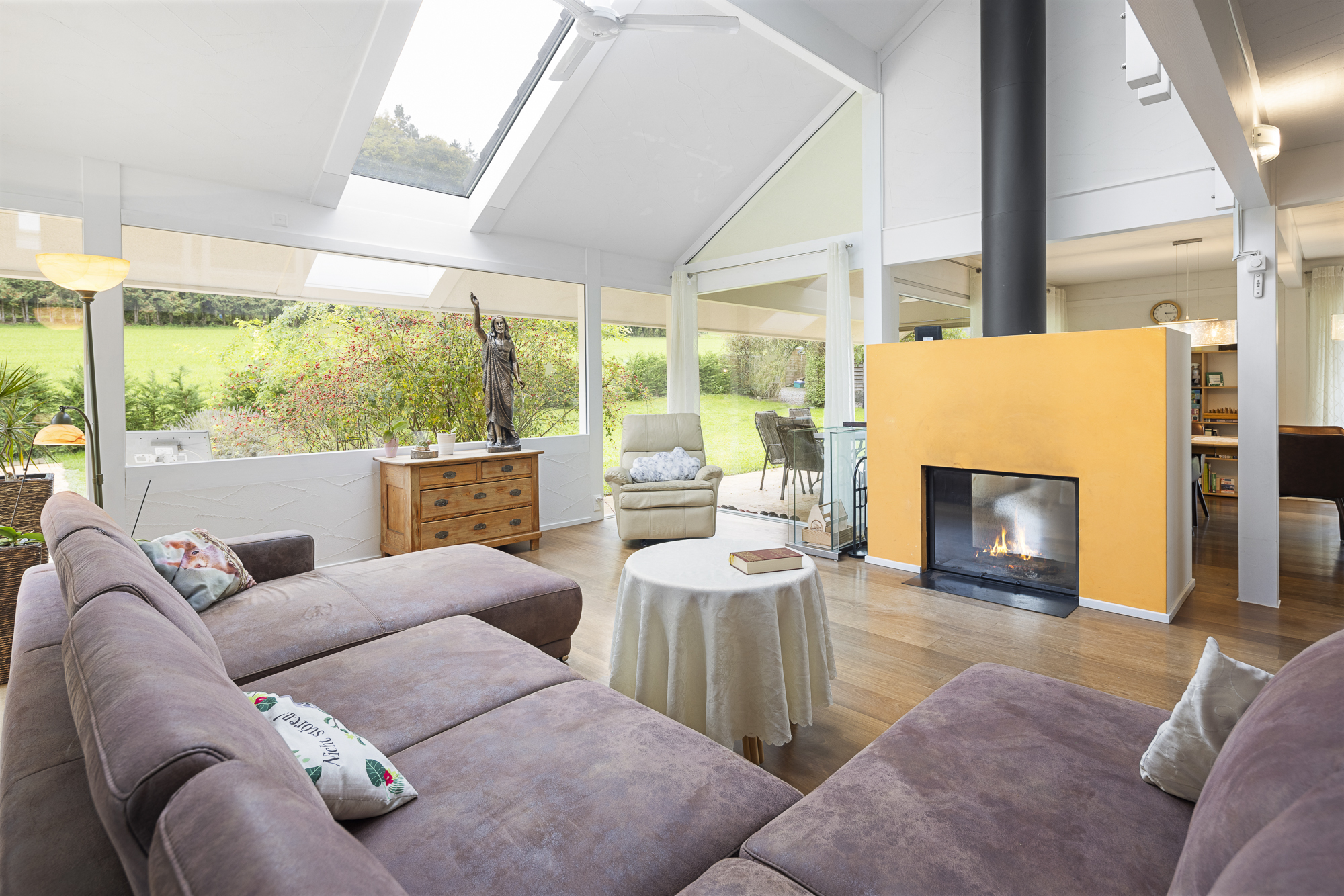 Raumwunder mit grossem Grundstück und Pool an ruhiger Lage - 0