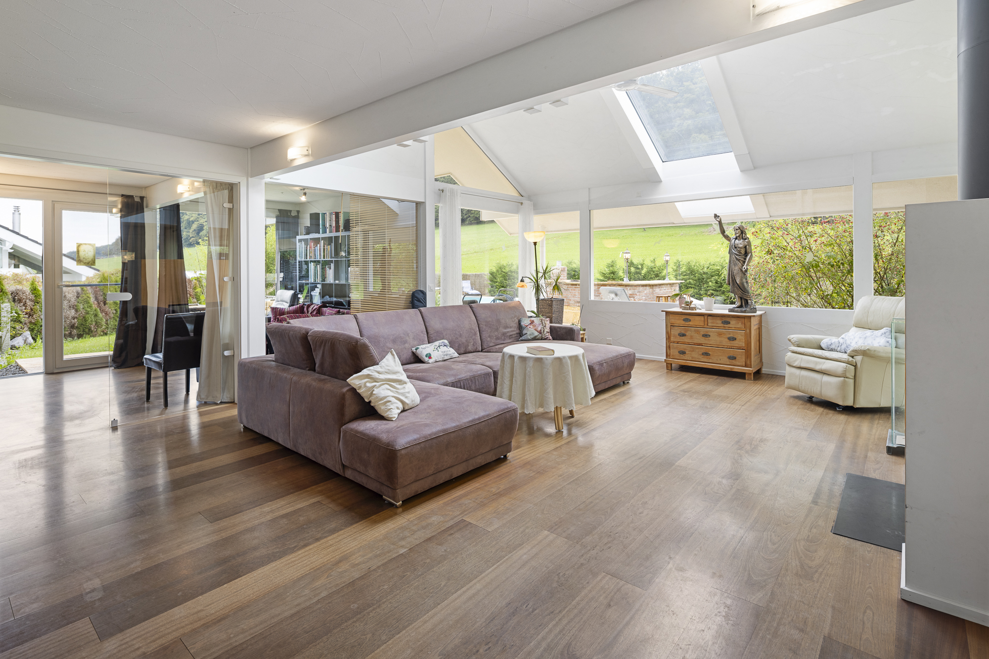 Raumwunder mit grossem Grundstück und Pool an ruhiger Lage - 1