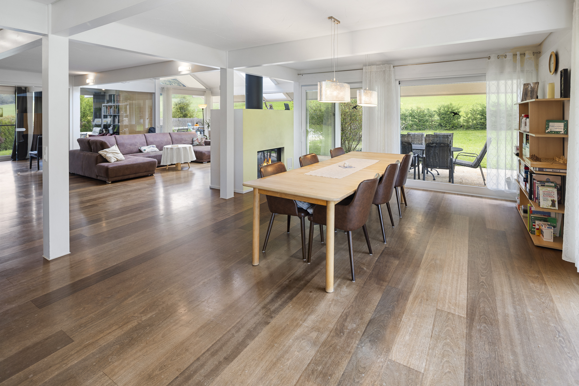 Raumwunder mit grossem Grundstück und Pool an ruhiger Lage - 2