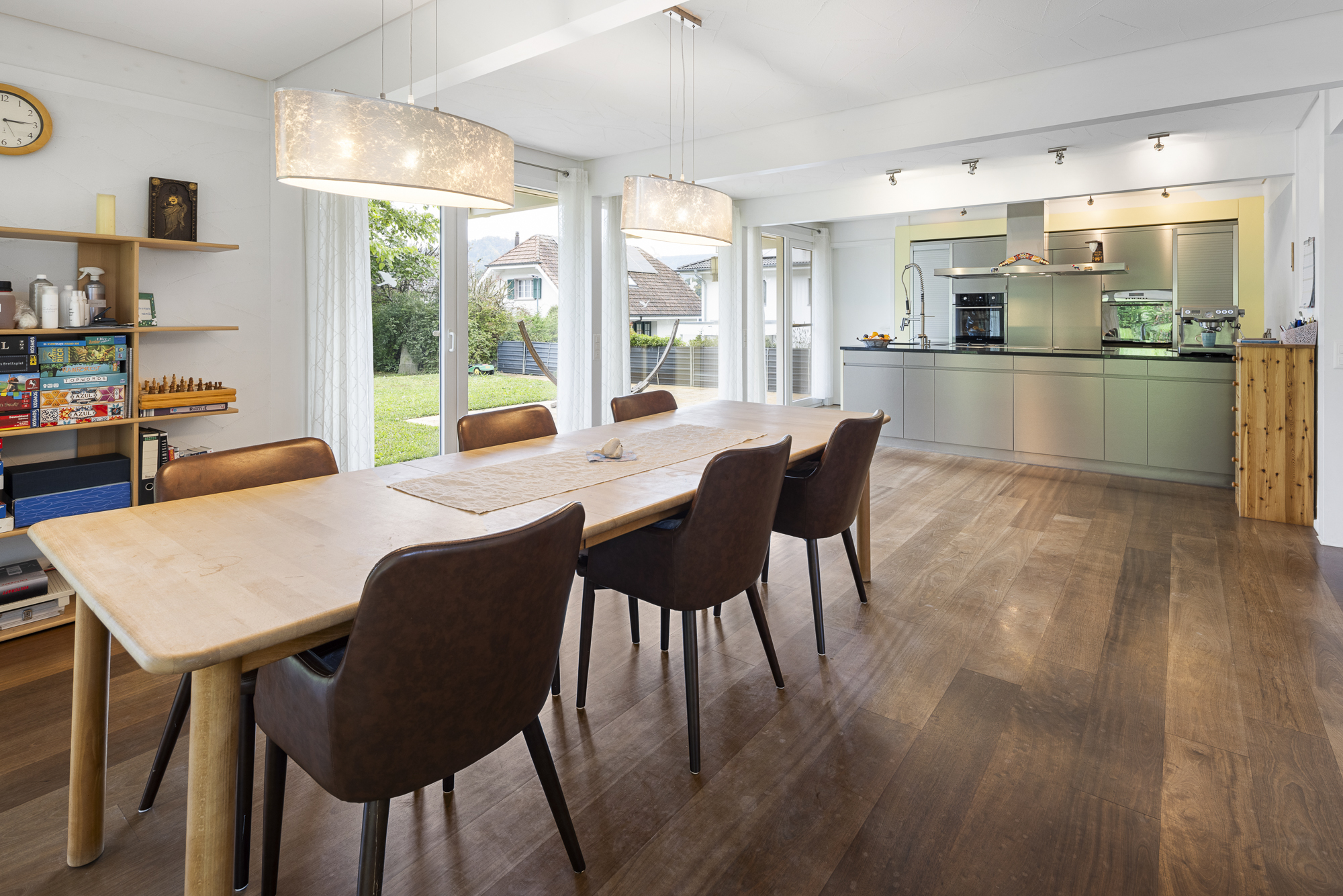 Raumwunder mit grossem Grundstück und Pool an ruhiger Lage - 3