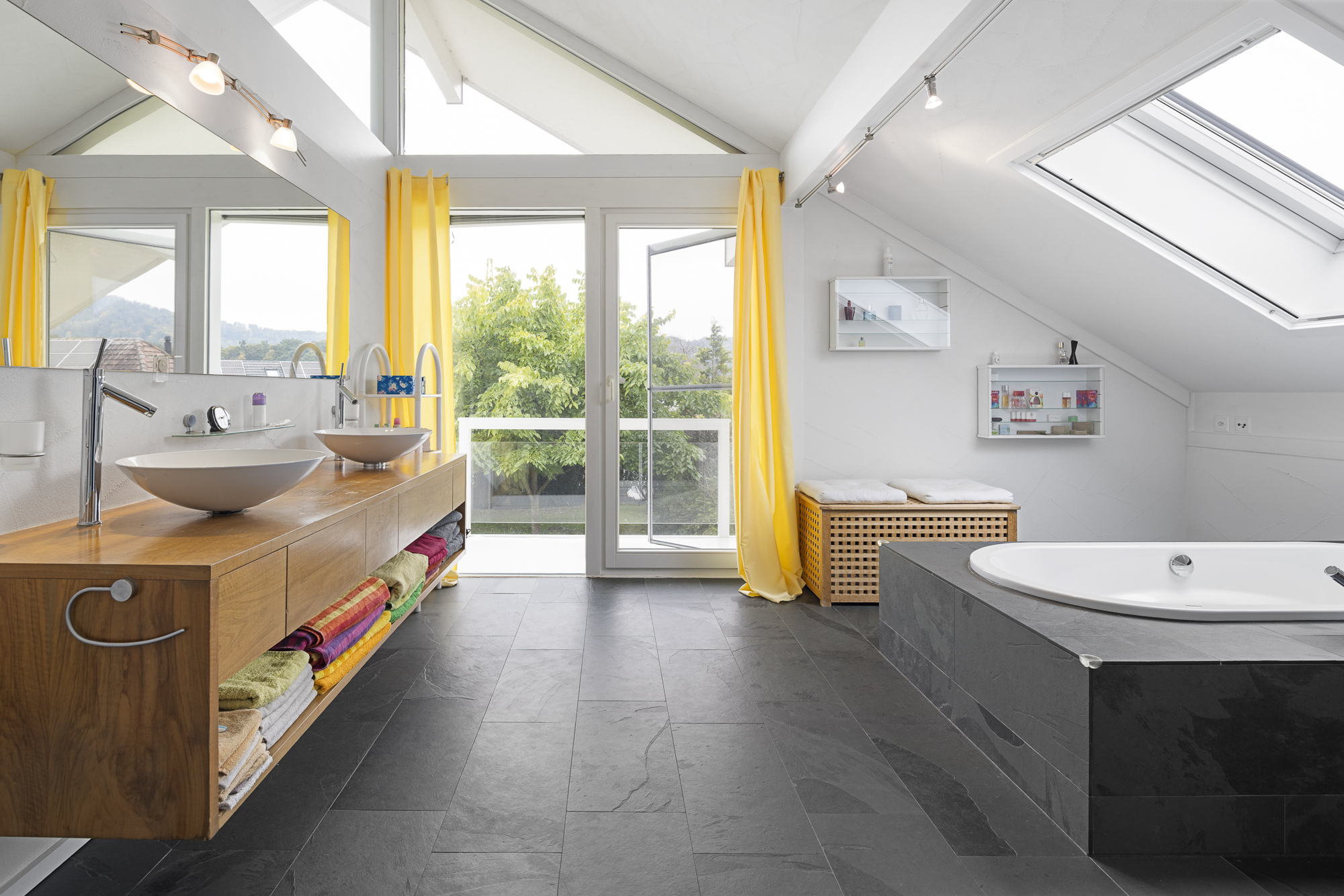 Raumwunder mit grossem Grundstück und Pool an ruhiger Lage - 7