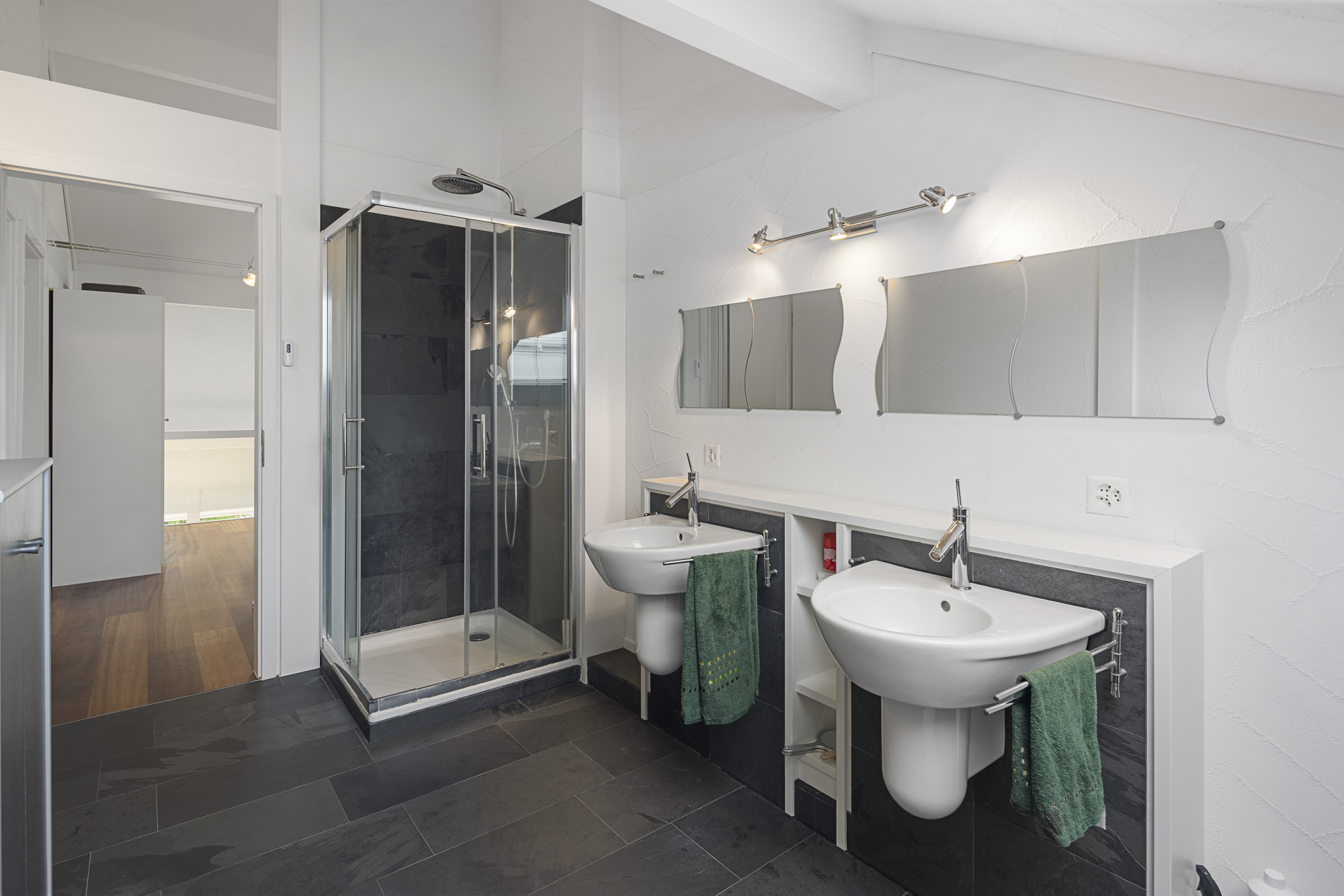 Raumwunder mit grossem Grundstück und Pool an ruhiger Lage - 8