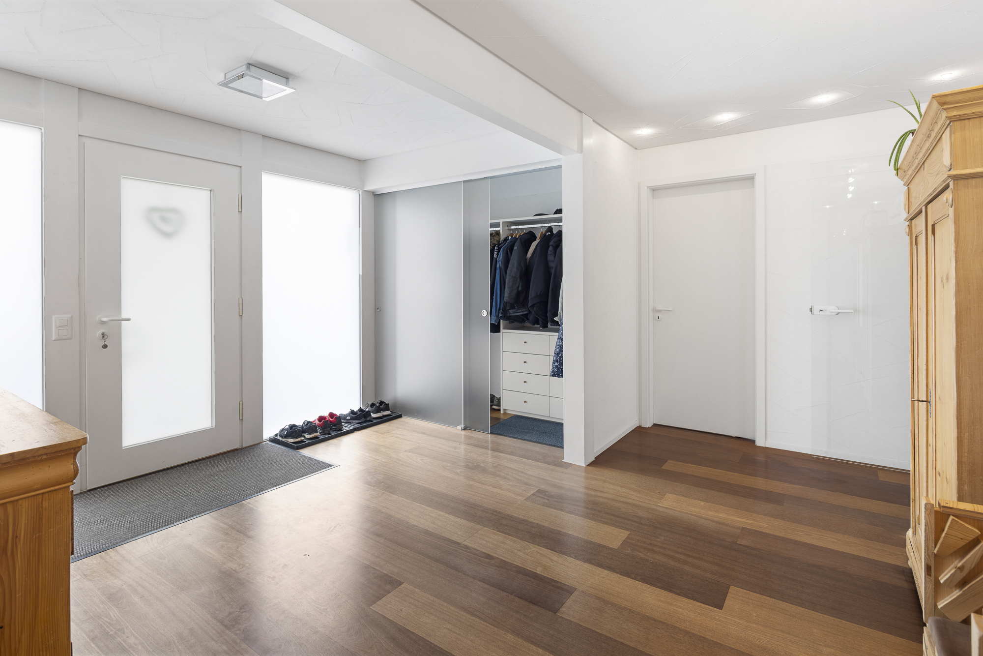 Raumwunder mit grossem Grundstück und Pool an ruhiger Lage - 11