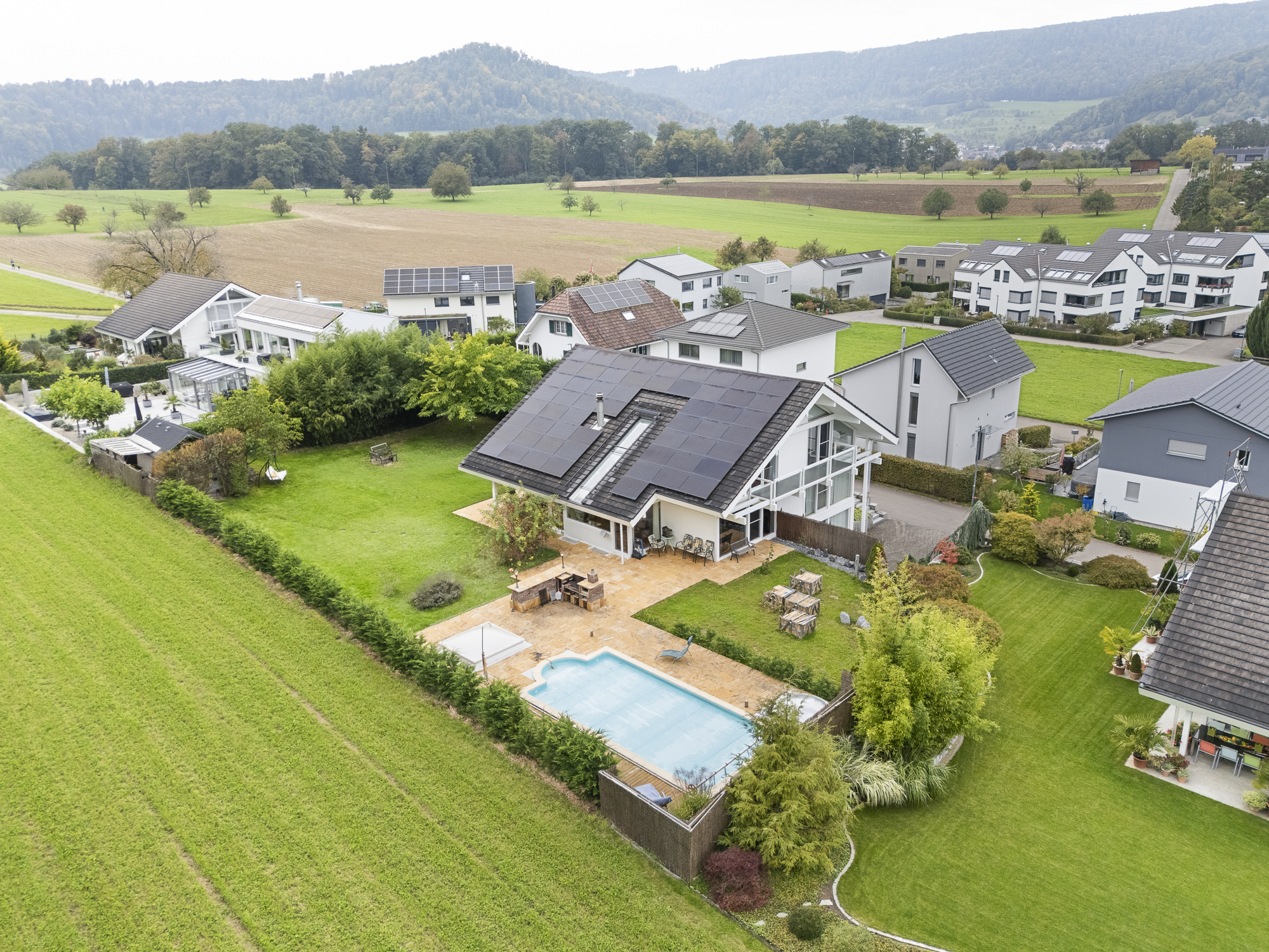 Raumwunder mit grossem Grundstück und Pool an ruhiger Lage - 13