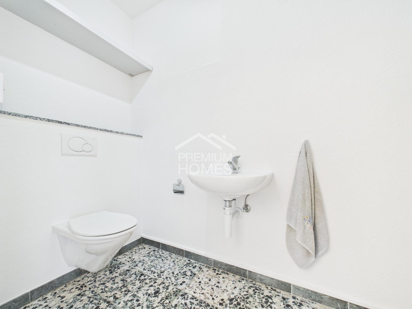 Lichtdurchfluteter Raum für Arbeit und Kreativität - 2