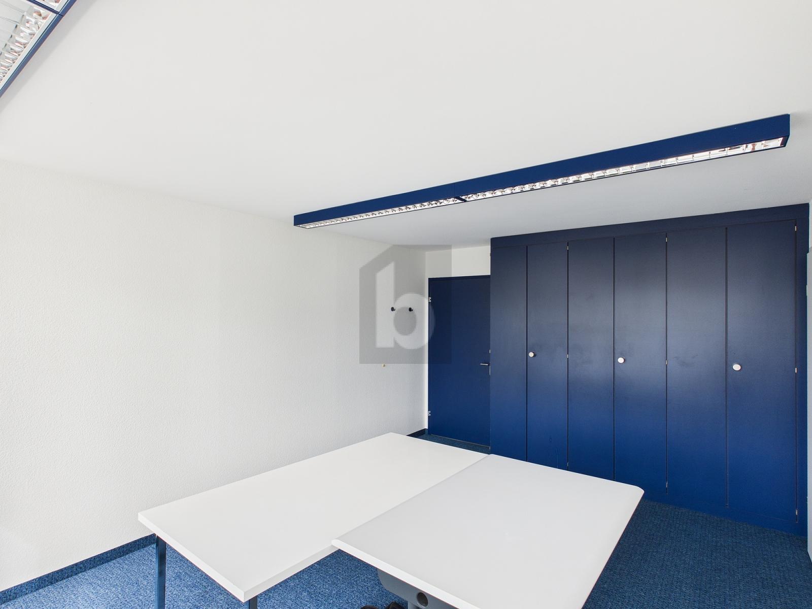 AN DER AUTOBAHNAUSFAHRT ZENTRAL GELEGEN - 1