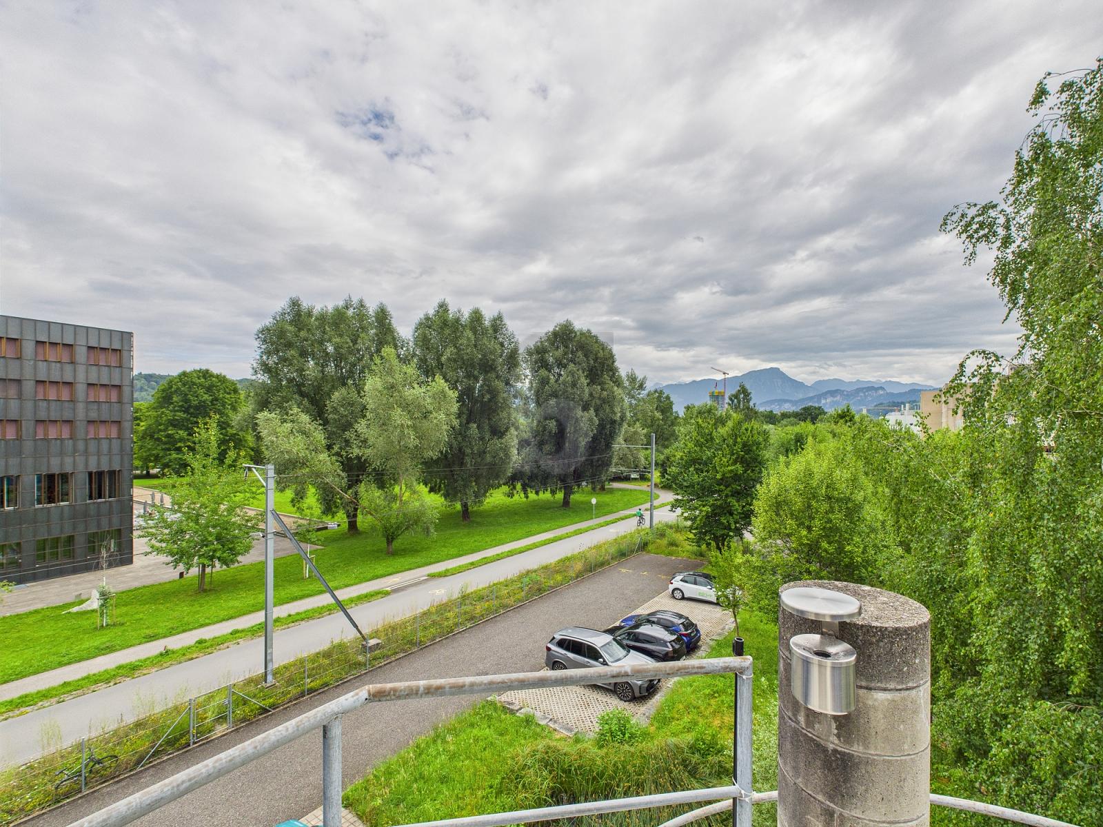 AN DER AUTOBAHNAUSFAHRT ZENTRAL GELEGEN - 3