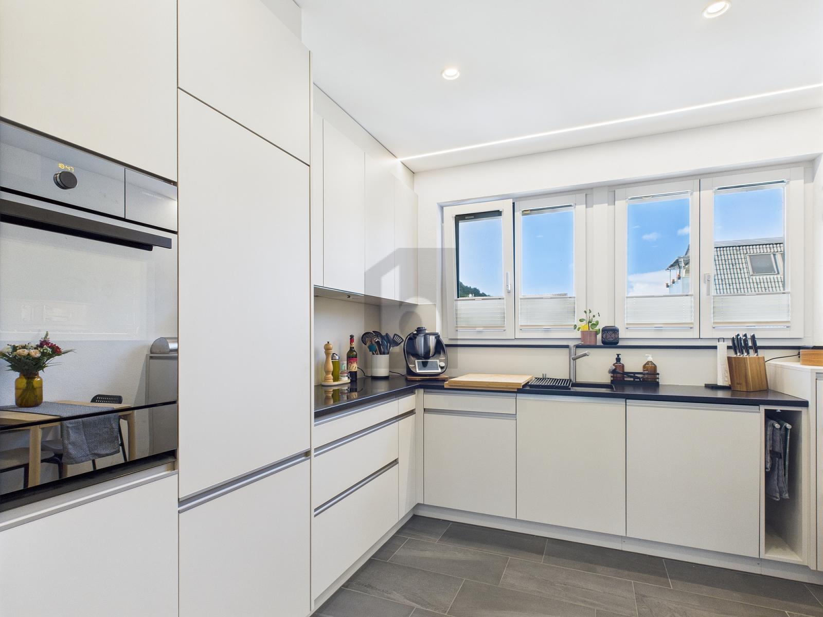 LICHTDURCHFLUTET MIT GROSSEM BALKON - 2