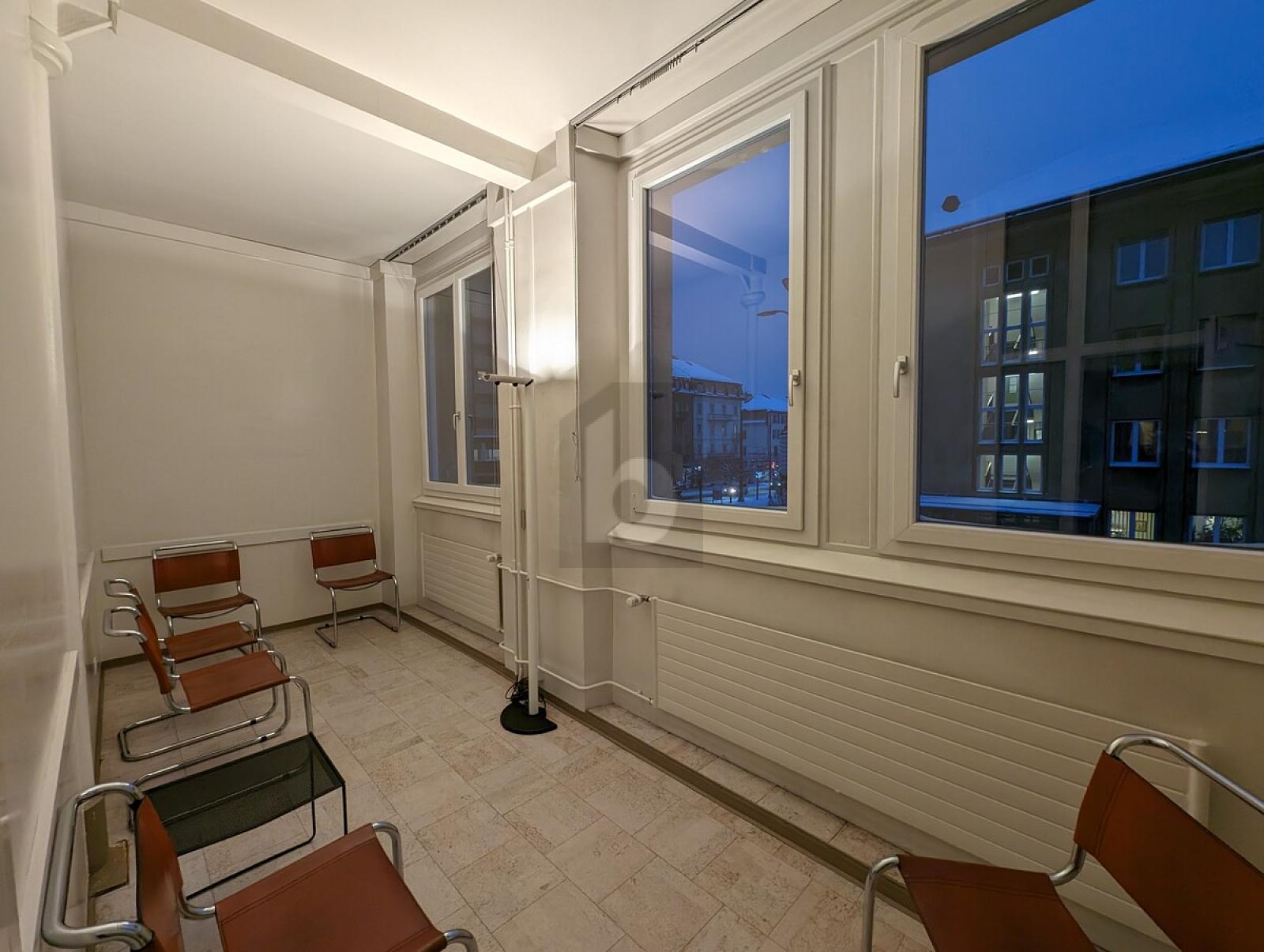 EN PLEIN CENTRE VILLE IDÉALEMENT SITUÉE - 1