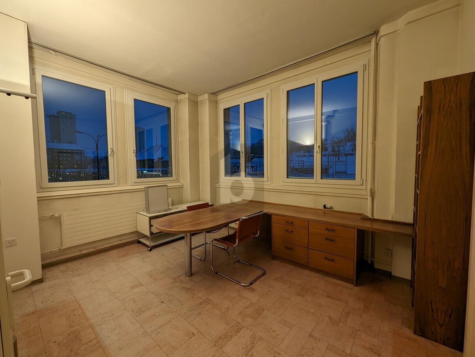 EN PLEIN CENTRE VILLE IDÉALEMENT SITUÉE - 2