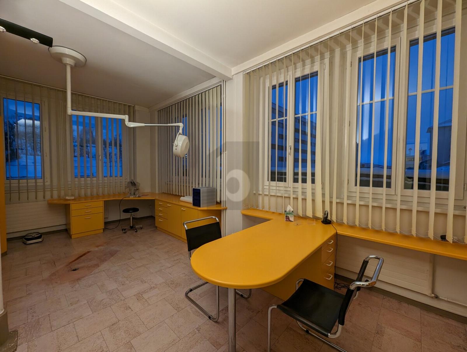 EN PLEIN CENTRE VILLE IDÉALEMENT SITUÉE - 3