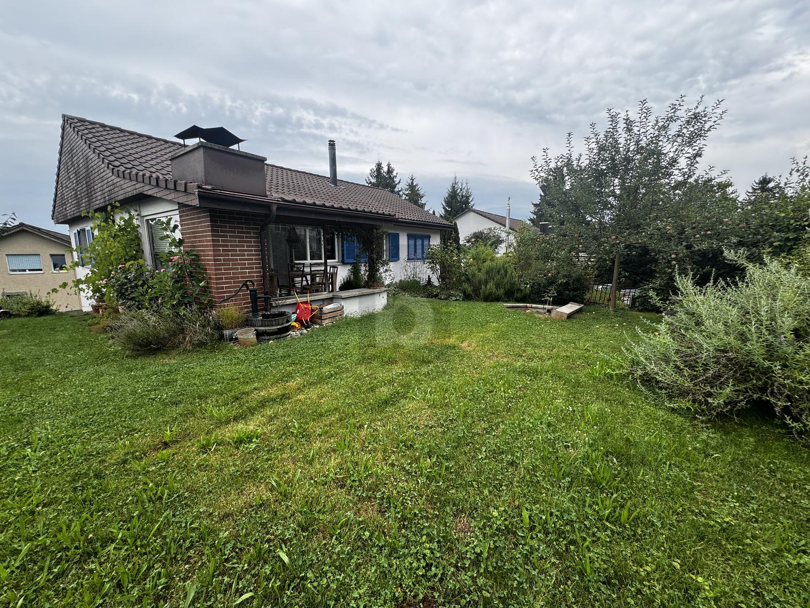 CHARMANT MIT GROSSZÜGIGEM NATURGARTEN - 0