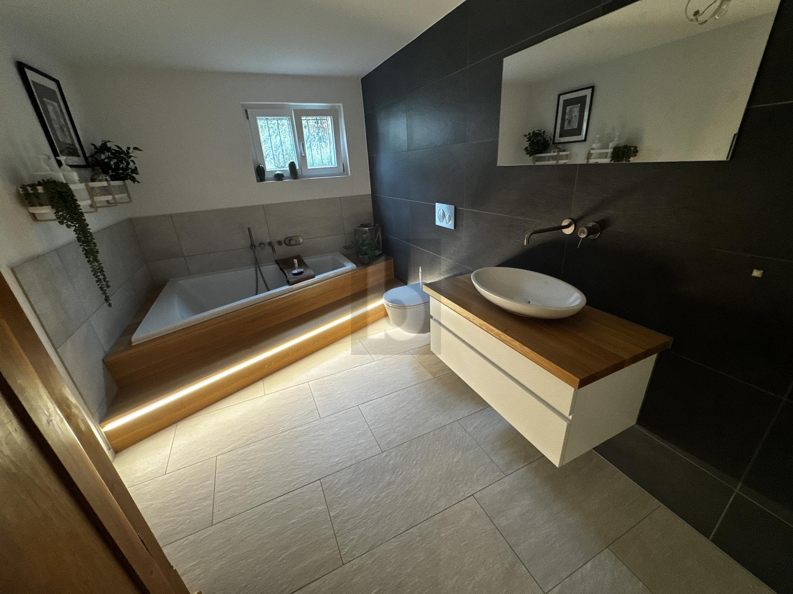 CHARMANT MIT GROSSZÜGIGEM NATURGARTEN - 1