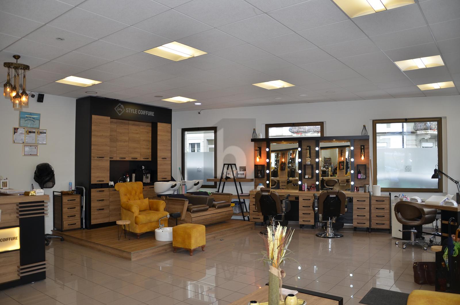 BIEN SITUÉ ET COMPLÈTEMENT ÉQUIPÉ - 0