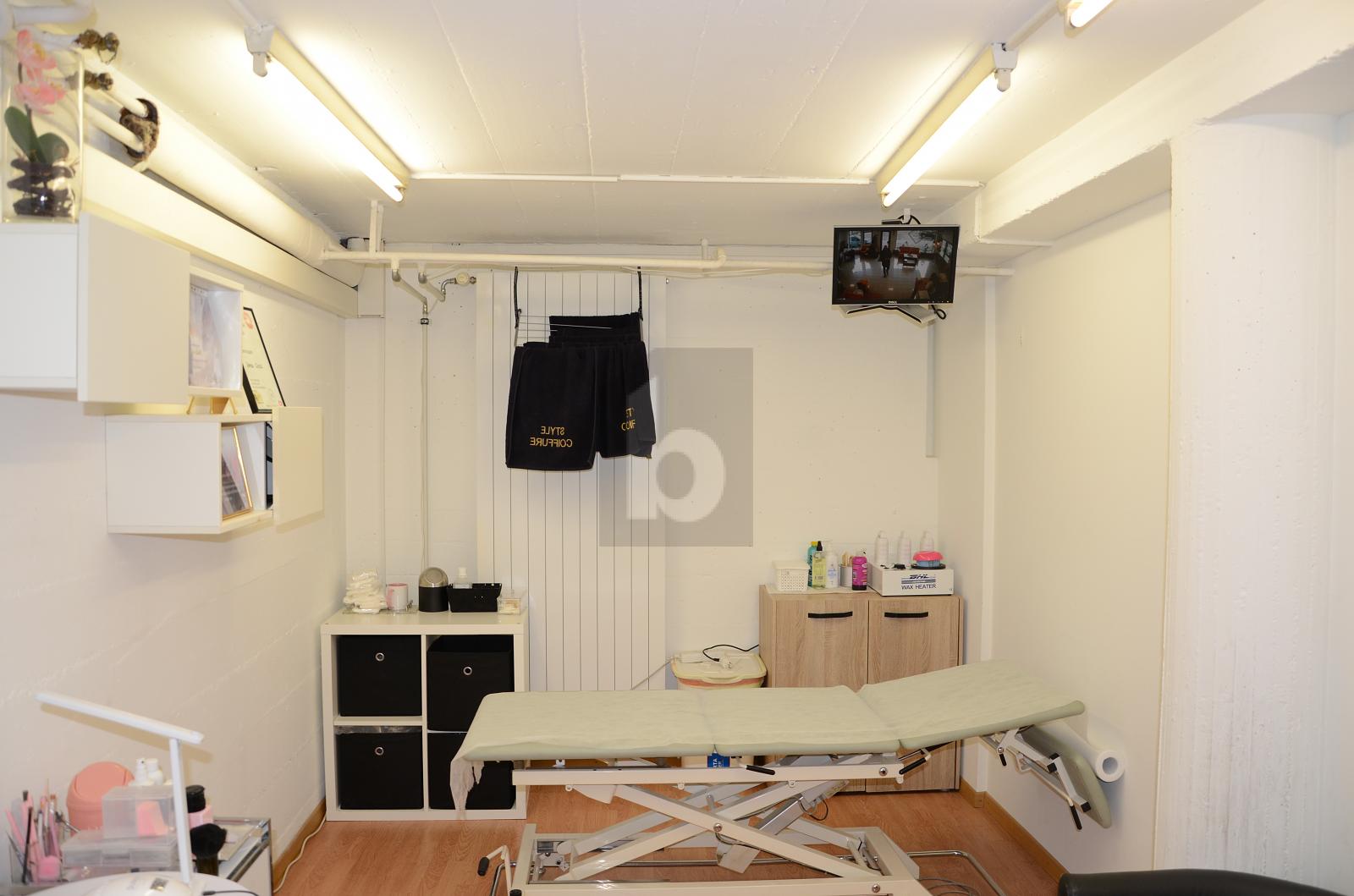 BIEN SITUÉ ET COMPLÈTEMENT ÉQUIPÉ - 2