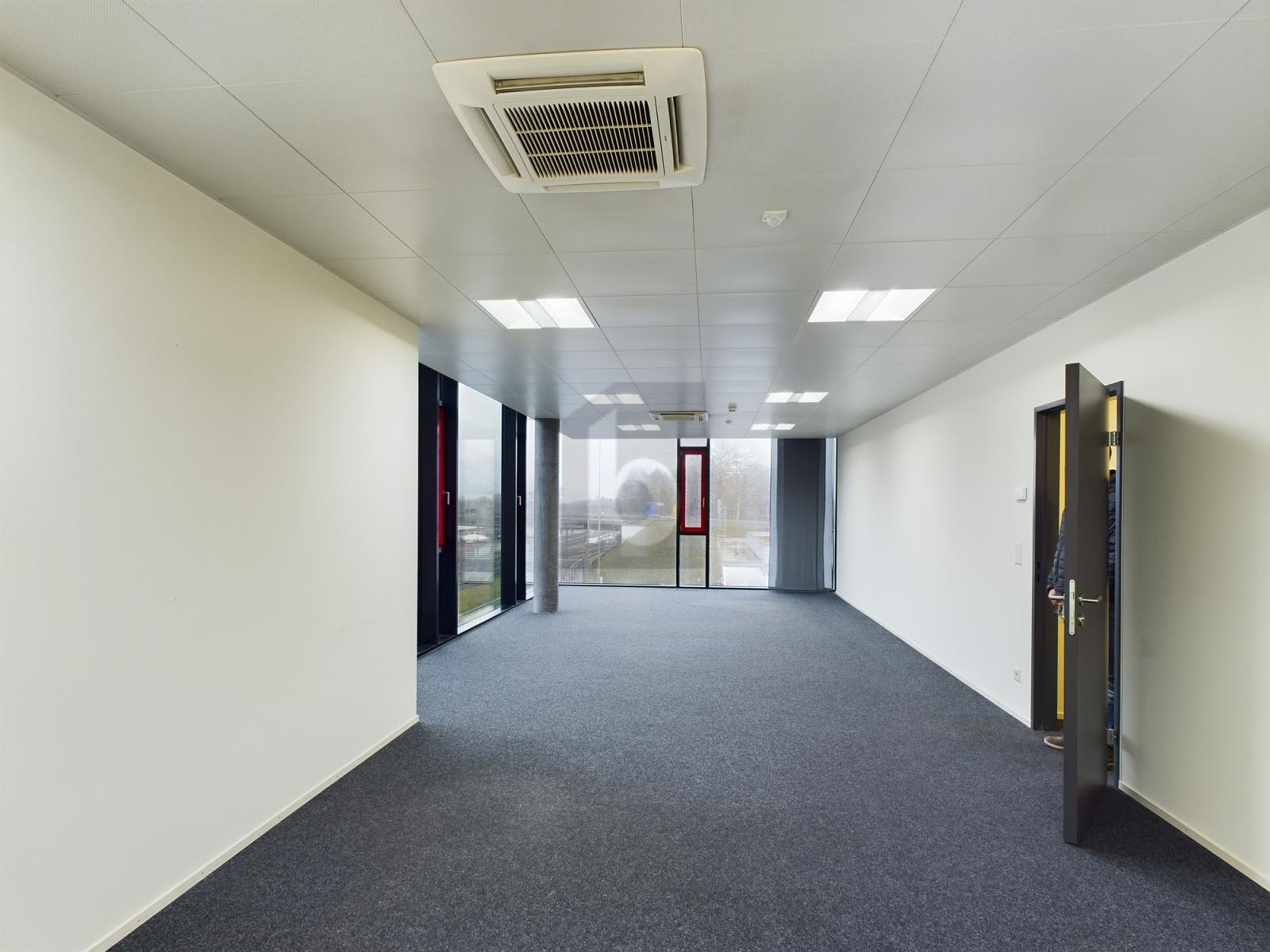 MODERNE, HELLE RÄUMLICHKEITEN - 1