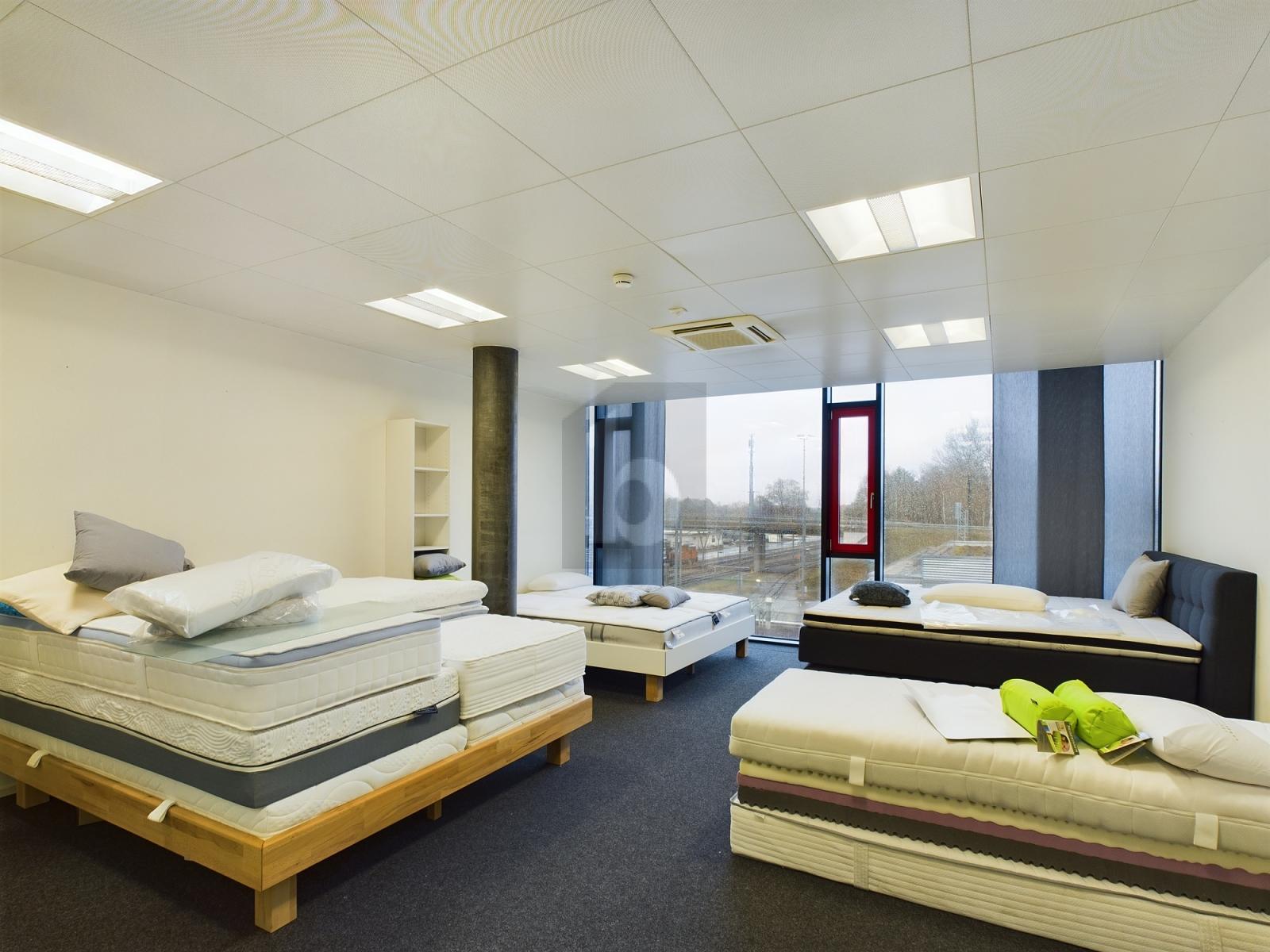 MODERNE, HELLE RÄUMLICHKEITEN - 2