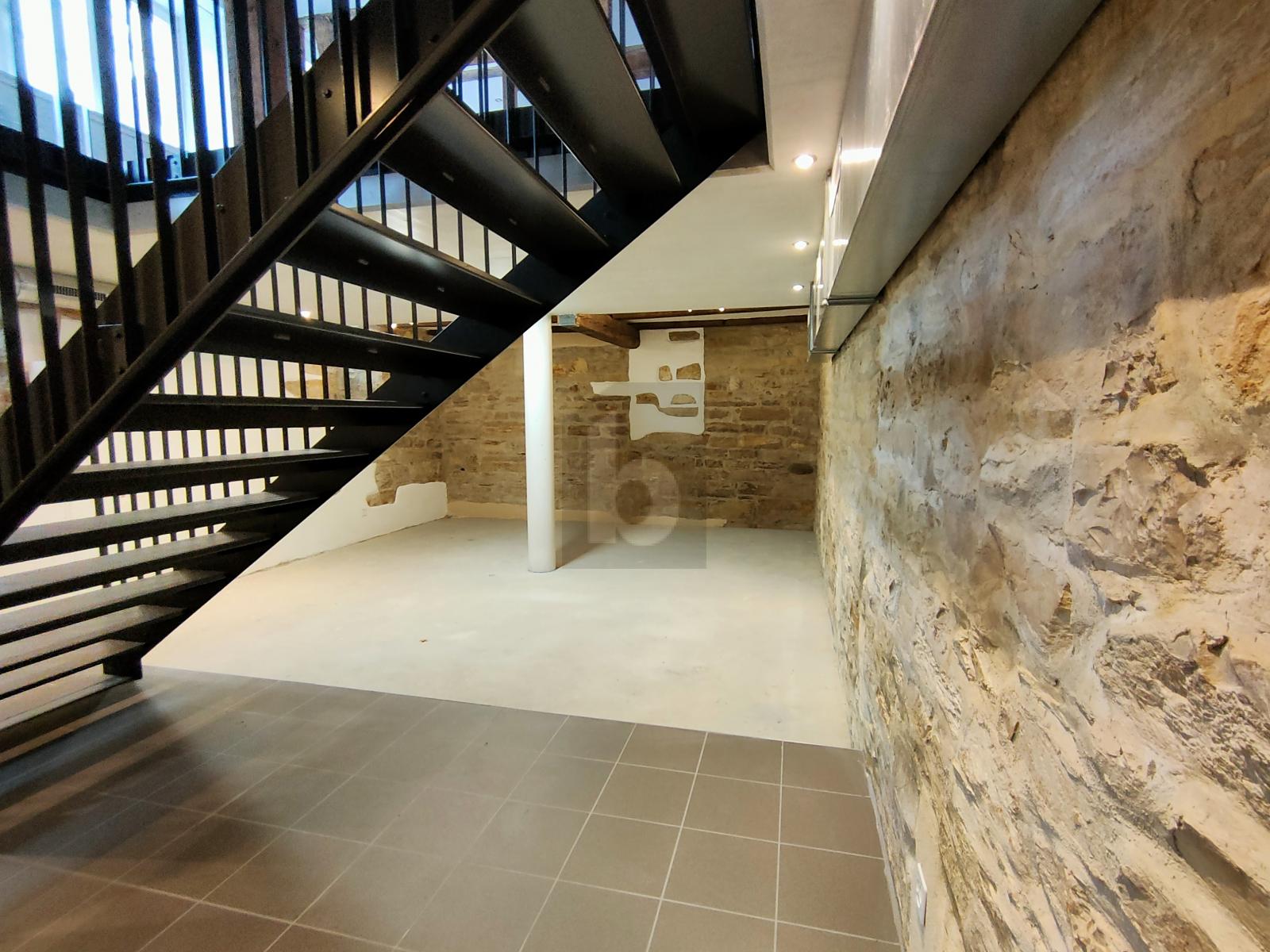 IDEAL FÜR COIFFEUR ODER KOSMETIK, ZENTRAL - 4