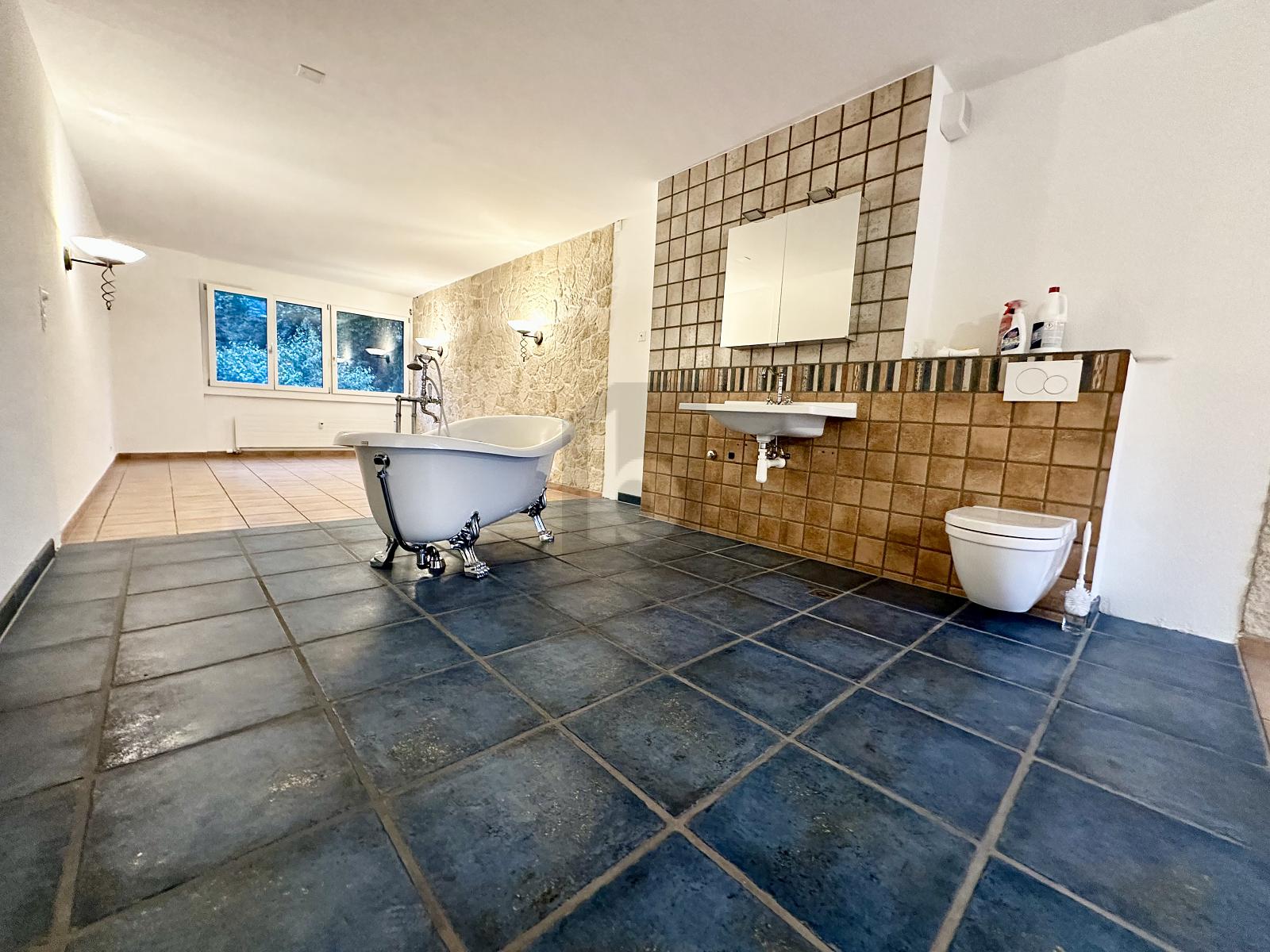 HELL MIT VIEL POTENZIAL INKL. TIEFGARAGE - 2